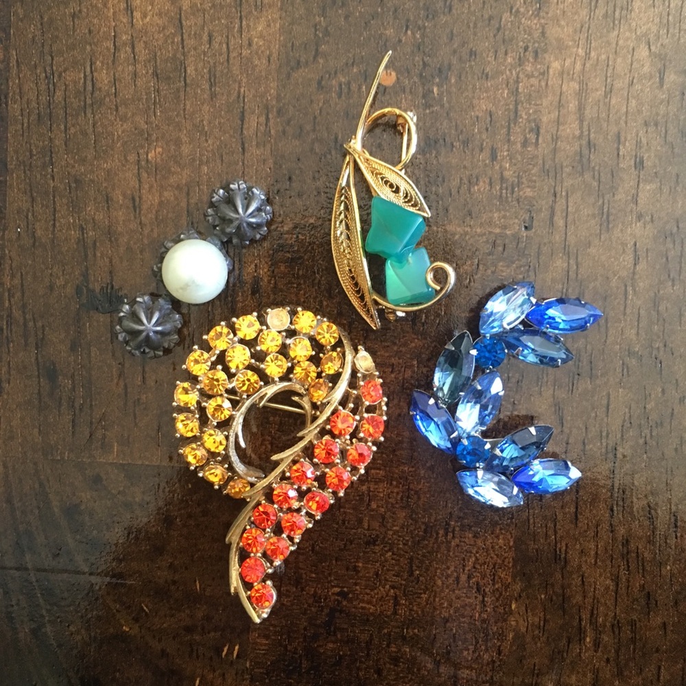 4 vintage brooches, beautiful!